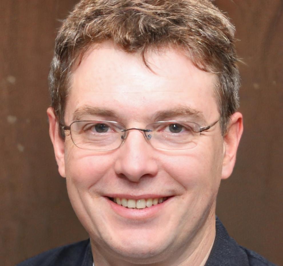 Данияр Тулегенов - консультант по технике