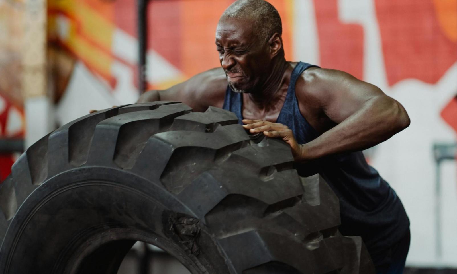 Выступление гимнастки с лентой на соревнованиях